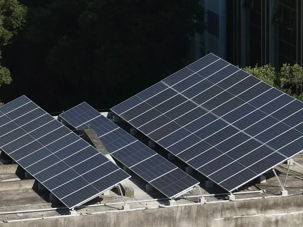 Painéis solares são instalados em residências em busca de economia e conforto