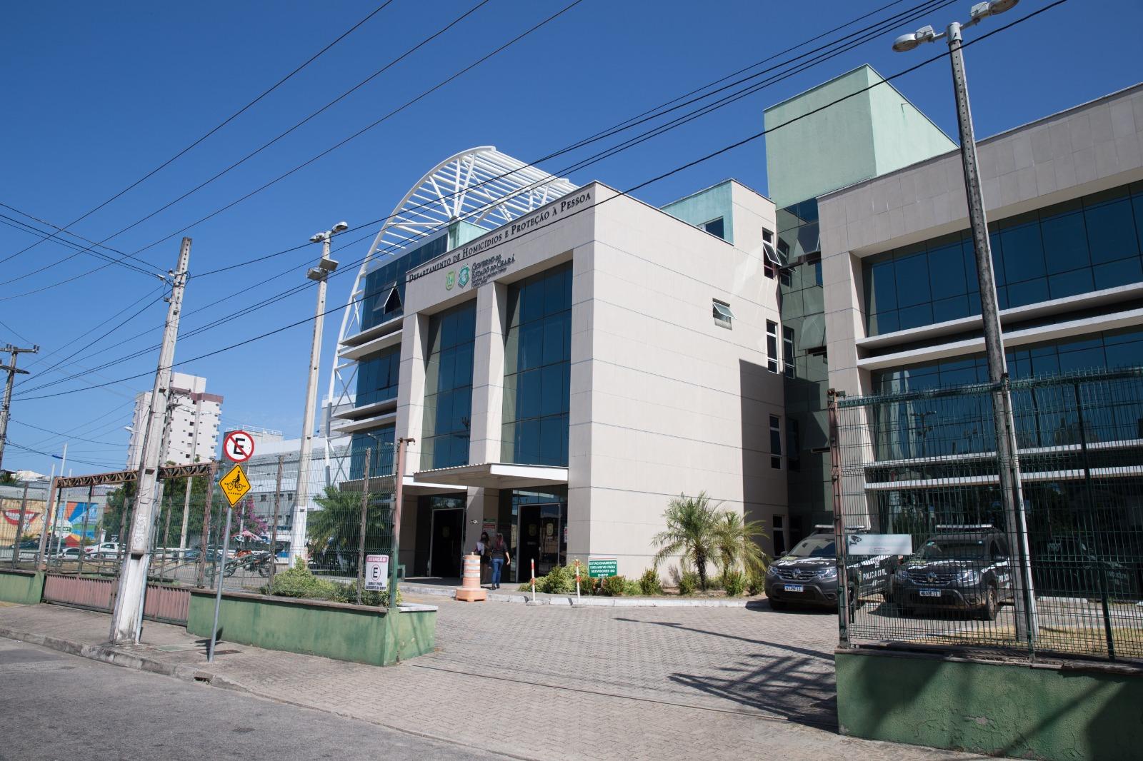 Fachada da DHPP, em Fortaleza