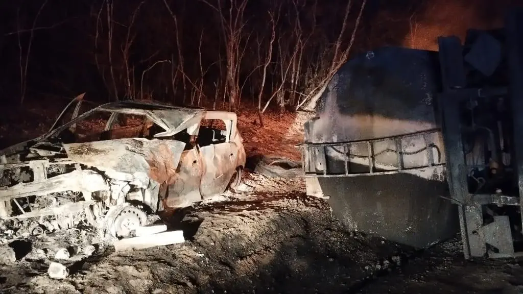 acidente entre um caminhão-tanque e uma caminhonete em Cascavel