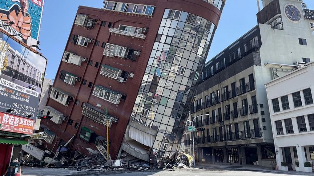 Esta foto tirada pela Agência Central de Notícias de Taiwan (CNA) em 3 de abril de 2024 mostra um edifício danificado em Hualien, depois que um grande terremoto atingiu o leste de Taiwan.