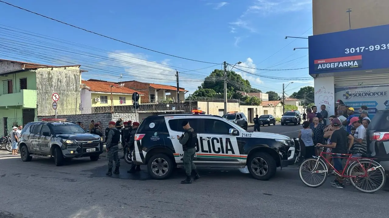 Policiais no local do crime