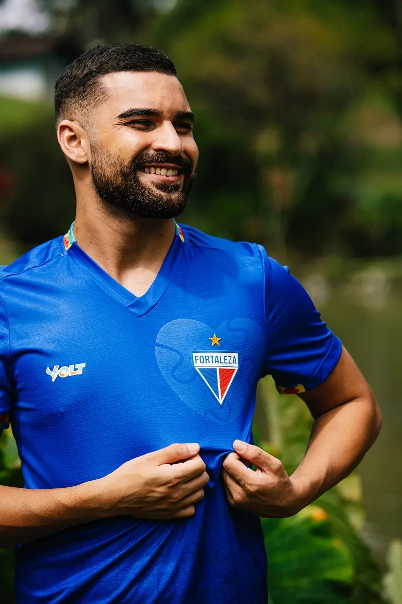 imagem mostra homem com camisa