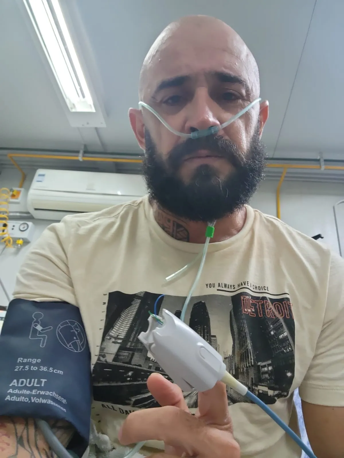Alessandro precisou de atendimento médico por causa da repercussão no corpo do contato com o animal