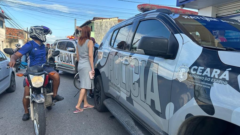 O policial militar, que pilotava uma motocicleta, foi perseguido por dois homens em outra moto, que atiraram contra o agente, no bairro Parque Santa Rosa, em Fortaleza