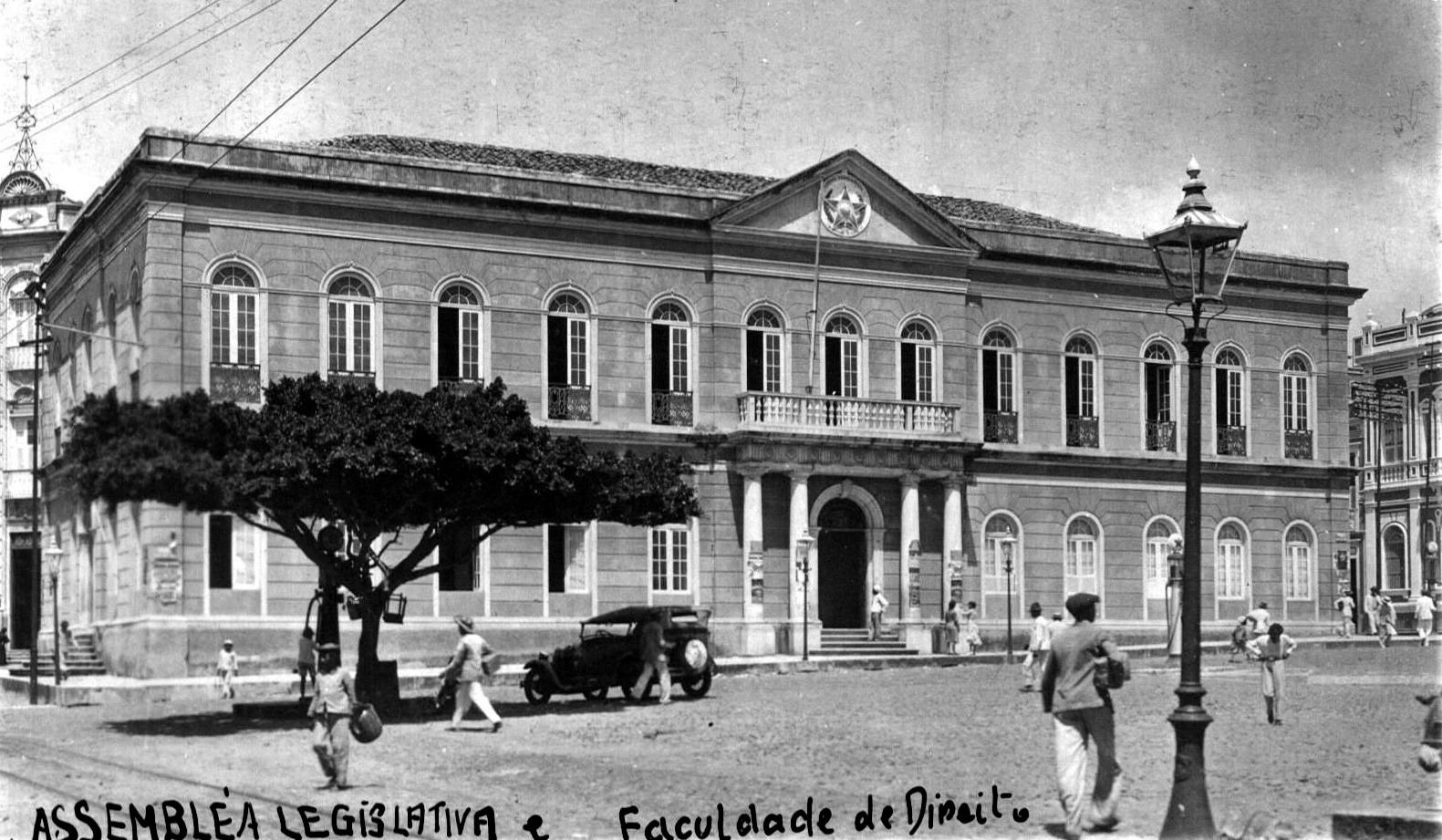 Imagem em preto e branco mostra antiga sede da Assembleia Legislativa do Ceará, no Centro de Fortaleza.