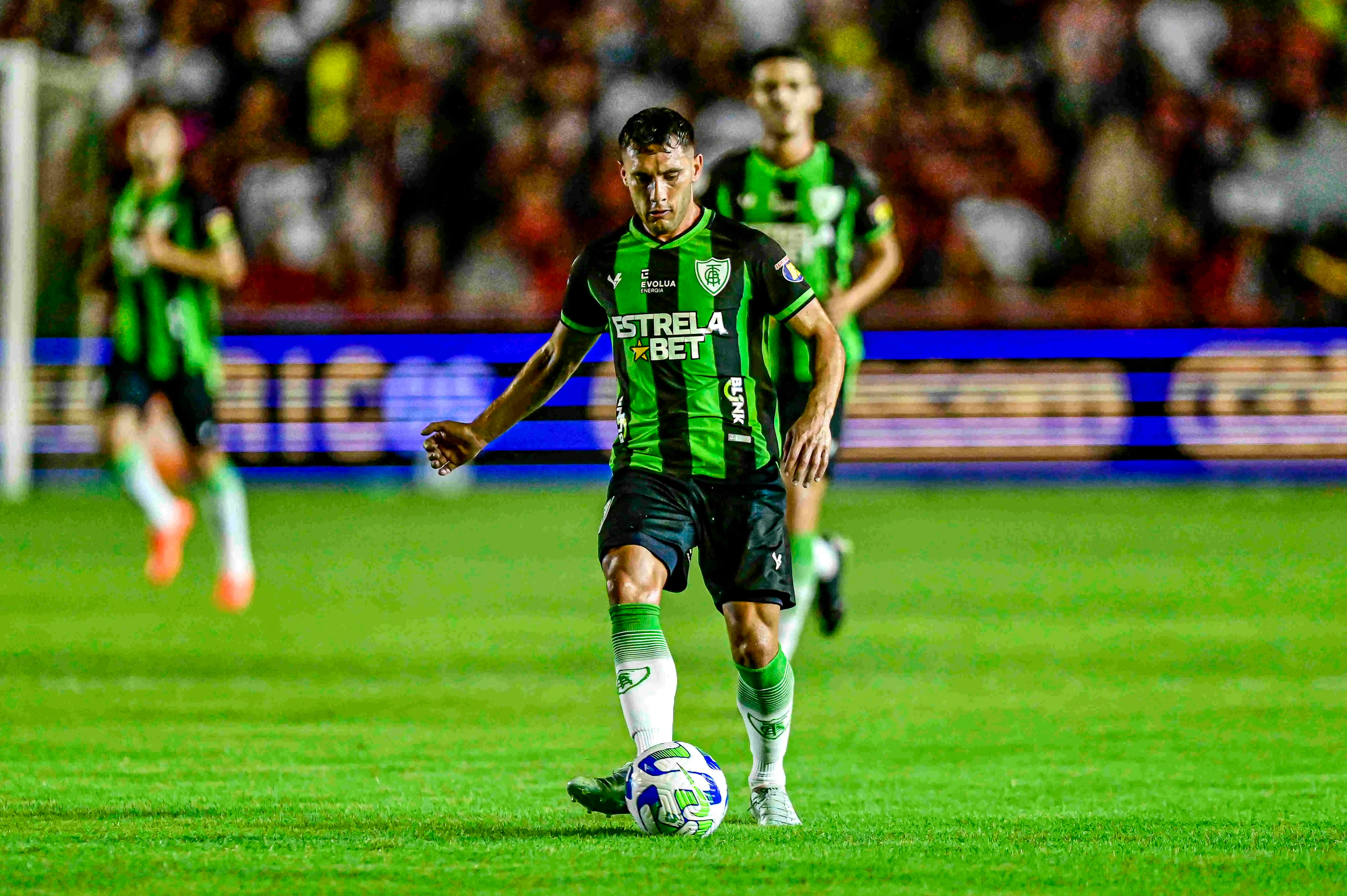 Emmanuel Martínez em ação com a camisa do América-MG