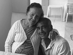 Imagem do tetracampeão mundial pelo Brasil Romário ao lado de sua mãe Dona Lita