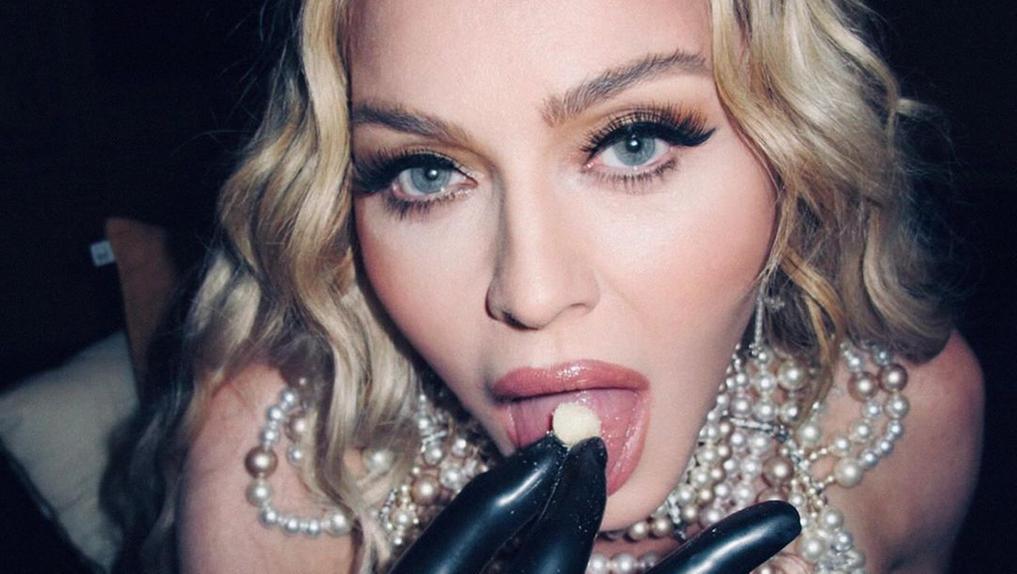Madonna em um photoshoot com pérolas
