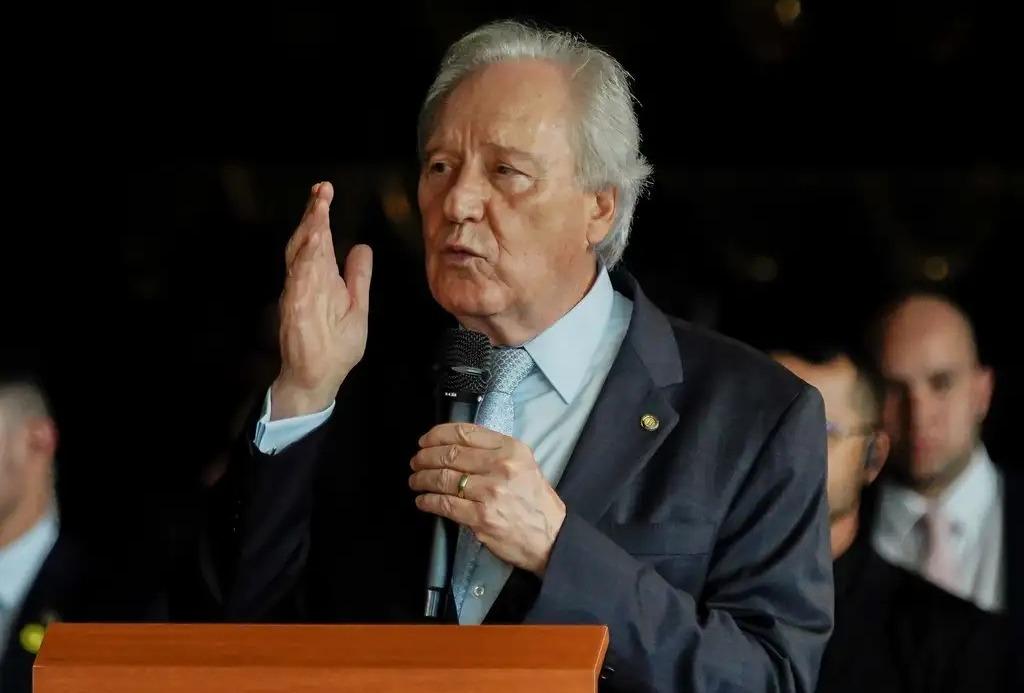 O ministro Ricardo Lewandowski gesticula enquanto discursa ao telefone
