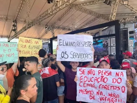 Estudantes compareceram ao evento com cartazes em defesa dos profissionais da educação estadual e contra o governador Elmano de Freitas