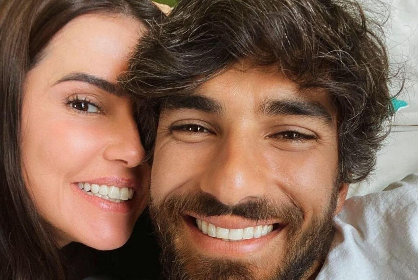 Deborah Secco e Hugo Moura em selfie