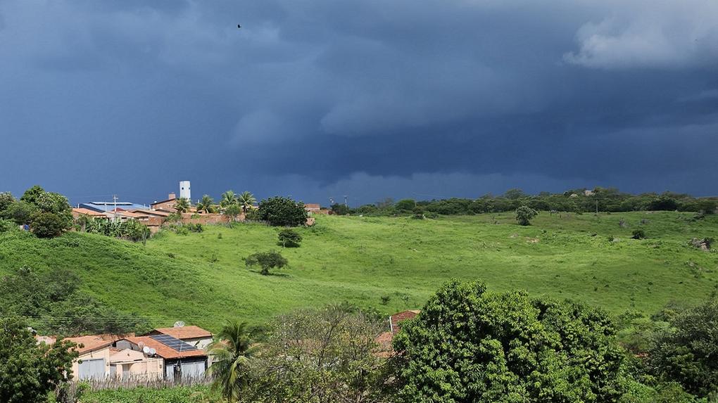 Paisagem do interior do Ceará, com vegetação verde e céu nublado