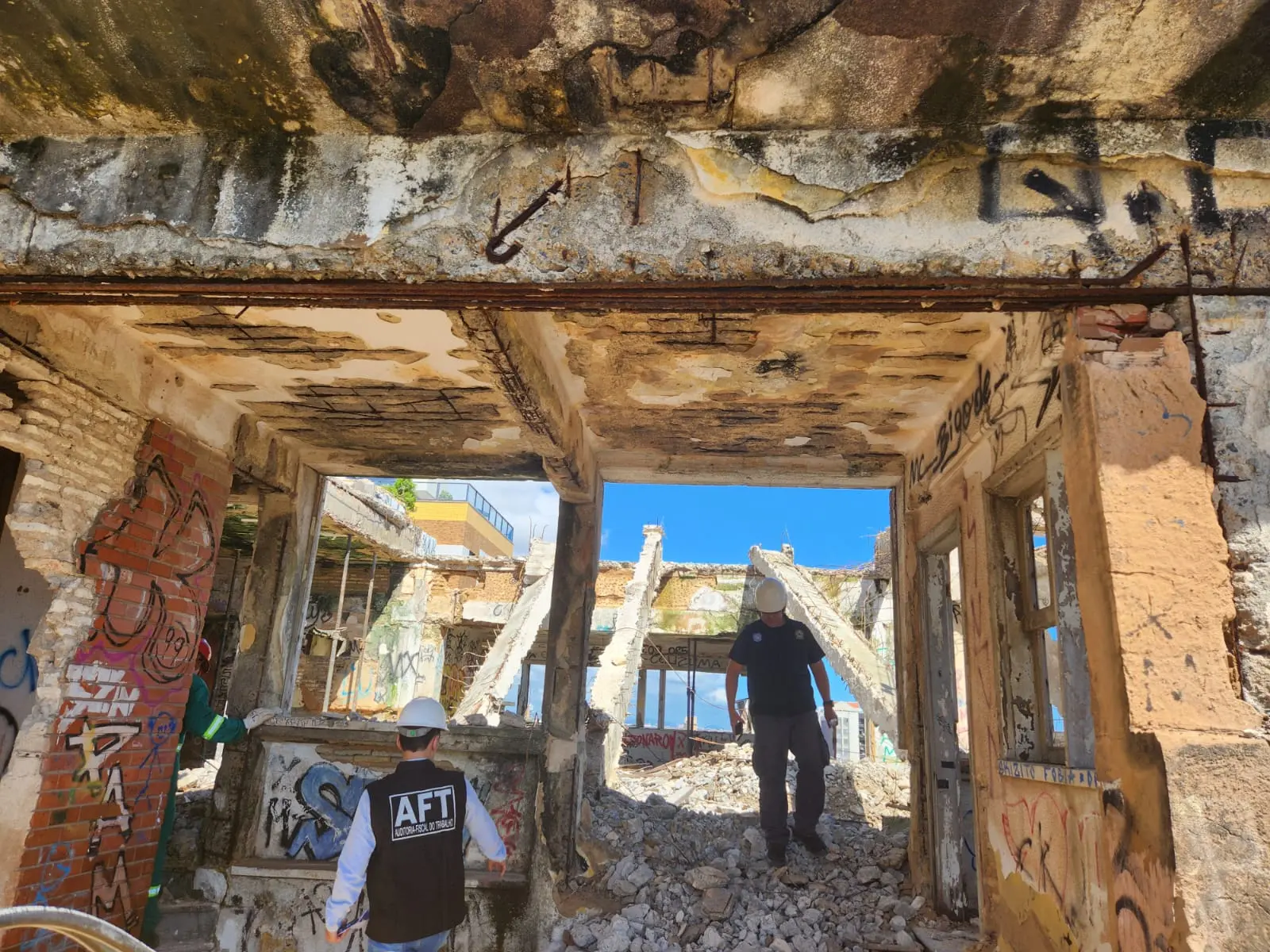 Obra de demolição do Edifício São Pedro é embargada por auditores fiscais