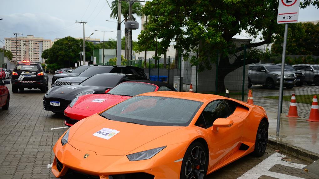 Oito veículos de luxo foram apreendidos em operação da Delegacia de Combate aos Crimes de Lavagem de Dinheiro, em fevereiro deste ano