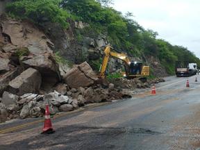 Desmoronamento de pedras interdita parcialmente rodovia em Itapajé