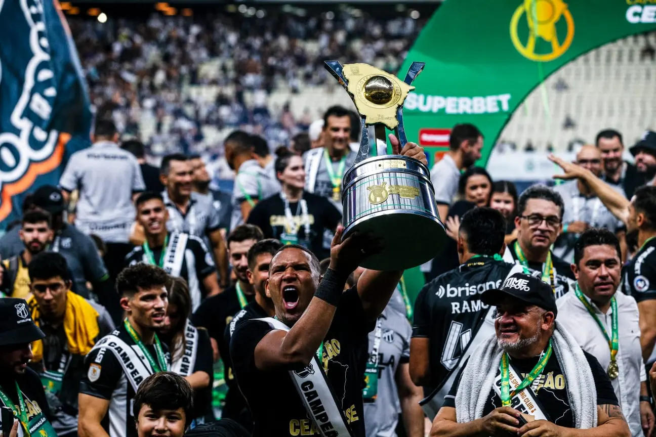 Matheus Felipe levanta taça do Ceará Campeão