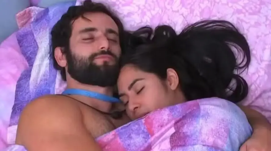 Casal abraçado