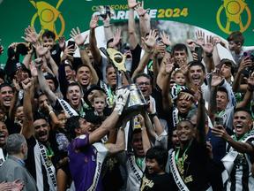 Jogadores do Ceará, inclusive Richard, levantando taça do Ceará Campeão Cearense 2024