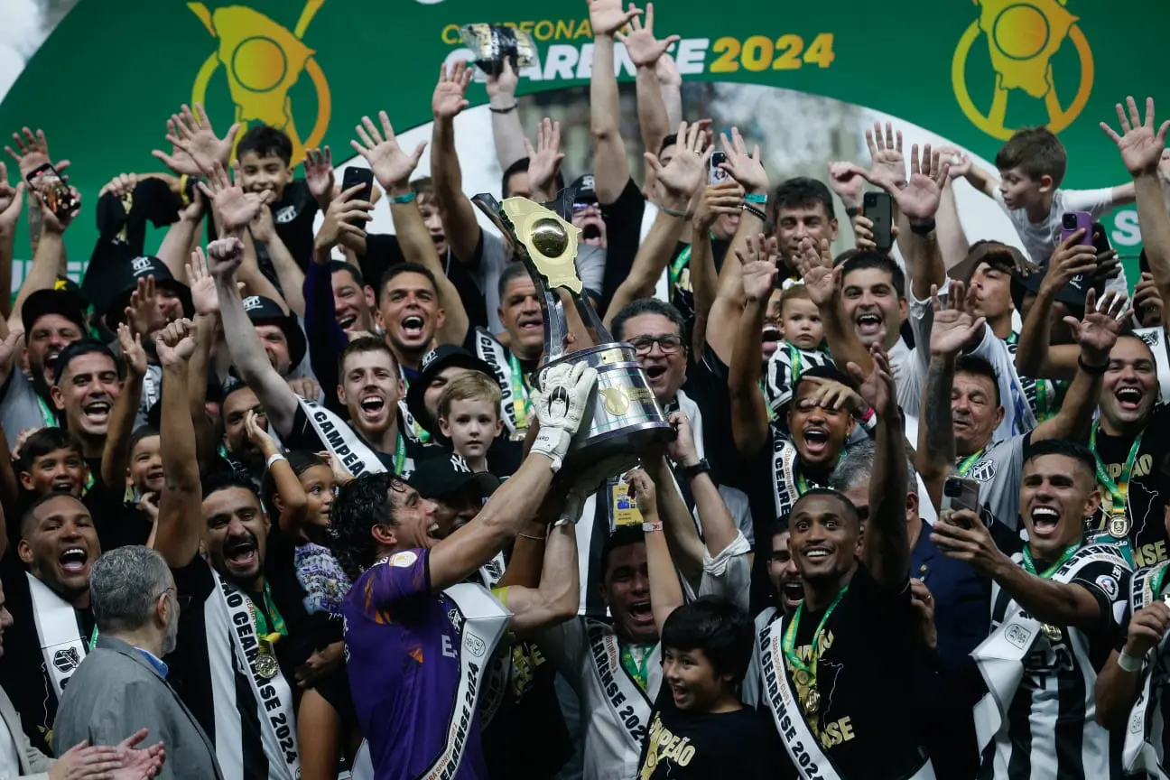 Jogadores do Ceará, inclusive Richard, levantando taça do Ceará Campeão Cearense 2024