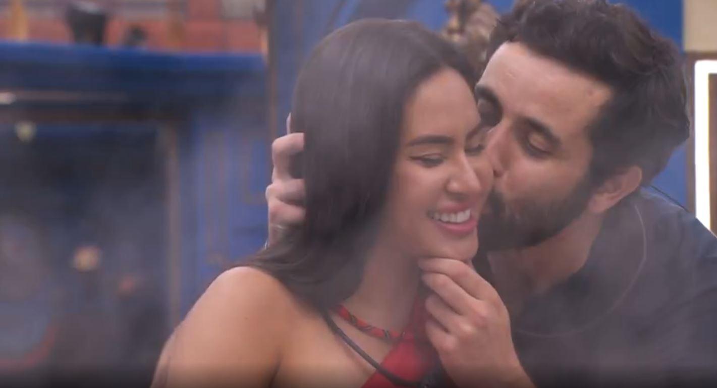 matteus beija rosto de isabelle na cozinha do bbb 24