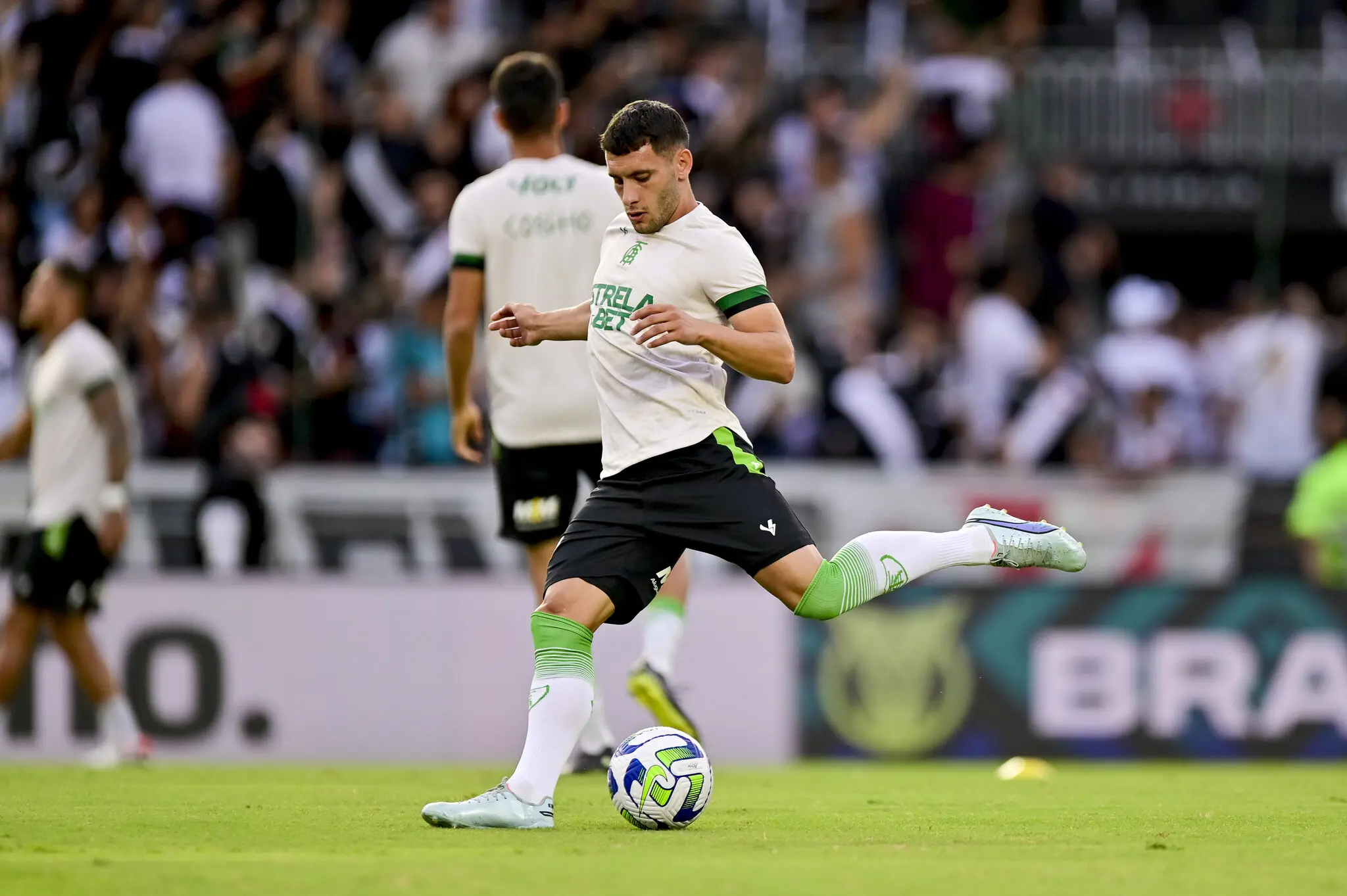 Foto de Emmanuel Martínez em ação com a camisa do América-MG