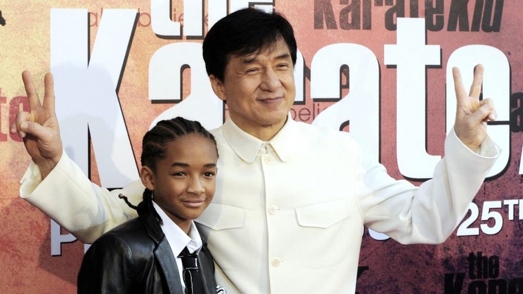 O ator e produtor chinês Jackie Chan e o ator norte-americano e filho de Will Smith, Jaden Smith, posam para os fotógrafos ao chegarem antes da estreia do filme 