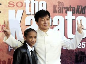 O ator e produtor chinês Jackie Chan e o ator norte-americano e filho de Will Smith, Jaden Smith, posam para os fotógrafos ao chegarem antes da estreia do filme 