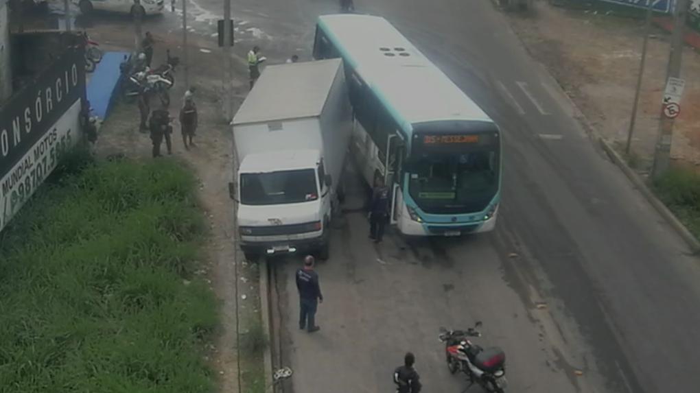 Imagem mostra atropelamento registrado em 9 de abril de 2024 no bairro Messejana, em Fortaleza. Caminhão atropela e mata ciclista antes de colidir contra ônibus em Fortaleza