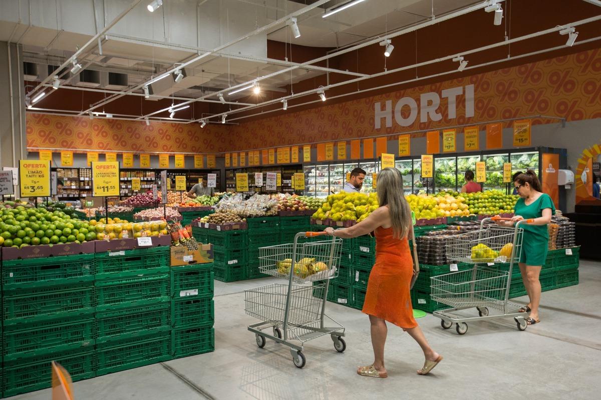 Mulher empurra carrinho no supermercado