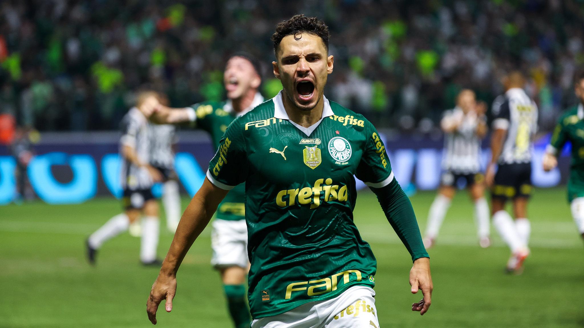 Foto de Raphael Veiga, jogador do Palmeiras, durante jogo