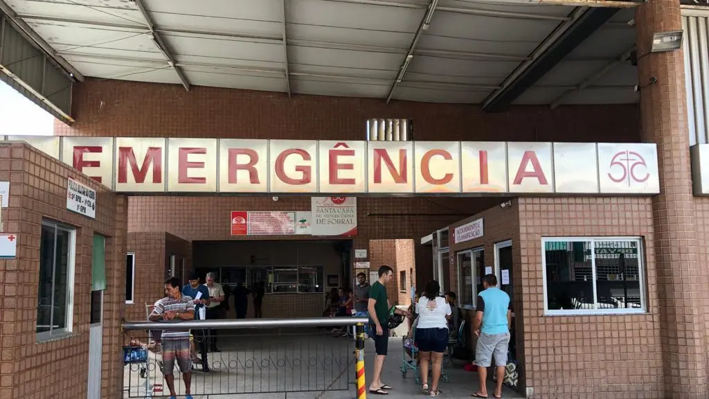 Imagem mostra fachada do setor de emergência da Santa Casa de Sobral. Enteada agredida por padrasto passa por cirurgia em Sobral; homem foi preso após matar mãe dela