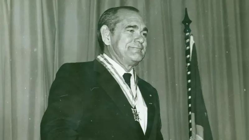 Edson Queiroz nasceu em 1925, na cidade de Cascavel (CE), e foi fundador de um dos maiores conglomerados empresariais do país, o Grupo Edson Queiroz (GEQ)