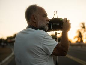 Com 'Motel Destino', o cineasta cearense Karim Aïnouz apresenta um longa no Festival de Cannes pela sexta vez