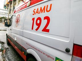 Vista lateral de ambulância do Samu 192