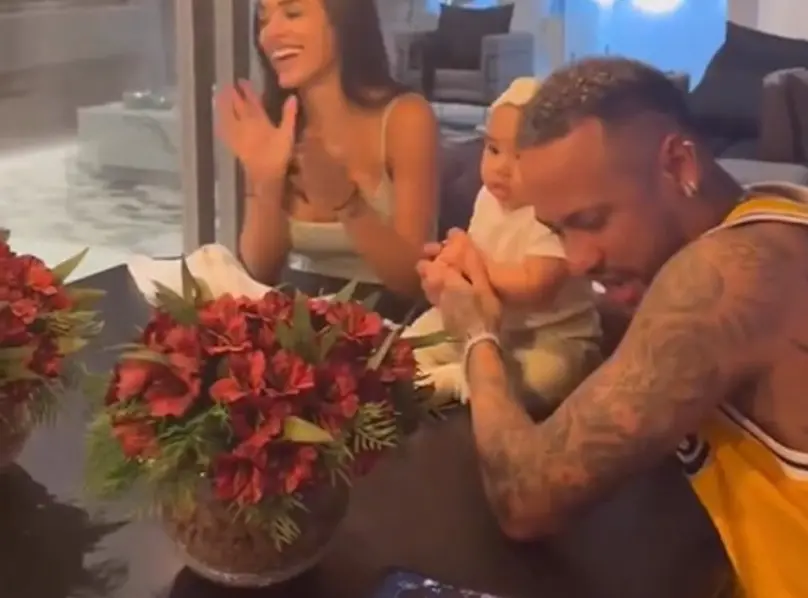 bruna biancardi, mavie e neymar em reprodução de storie