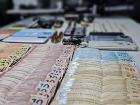 Mais de R$ 7 mil, duas pistolas, munições e uma pequena quantidade de drogas também foram apreendidas com os suspeitos