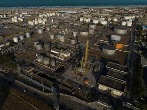 Foto aérea da refinaria Lubnor, de Fortaleza