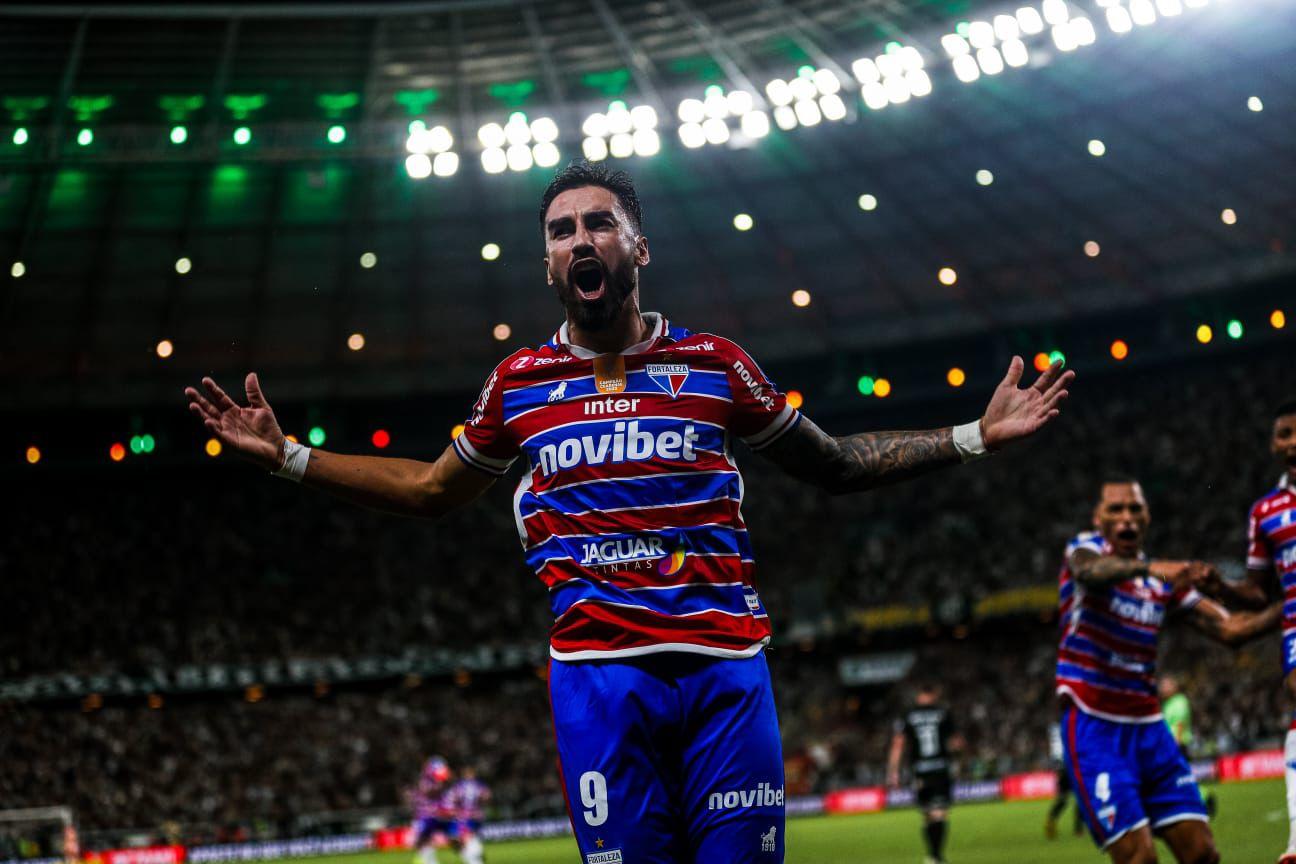 Lucero comemora gol pelo Fortaleza