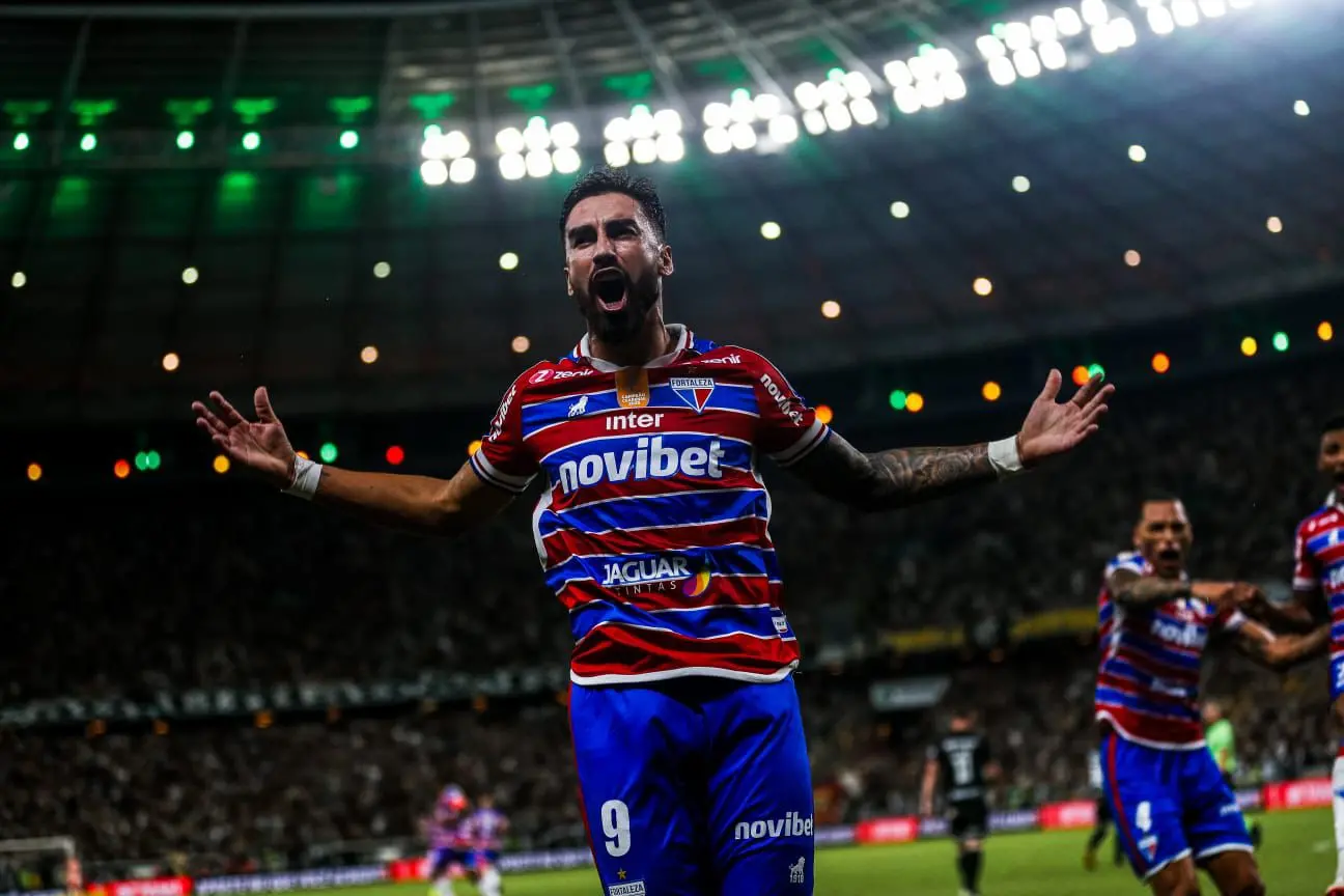 Lucero comemora gol pelo Fortaleza