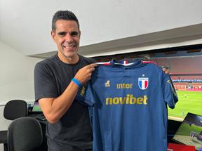 Paulo Andrade com camisa do Fortaleza
