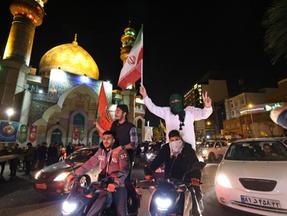 Homens em motos  e nas ruas de Teerã
