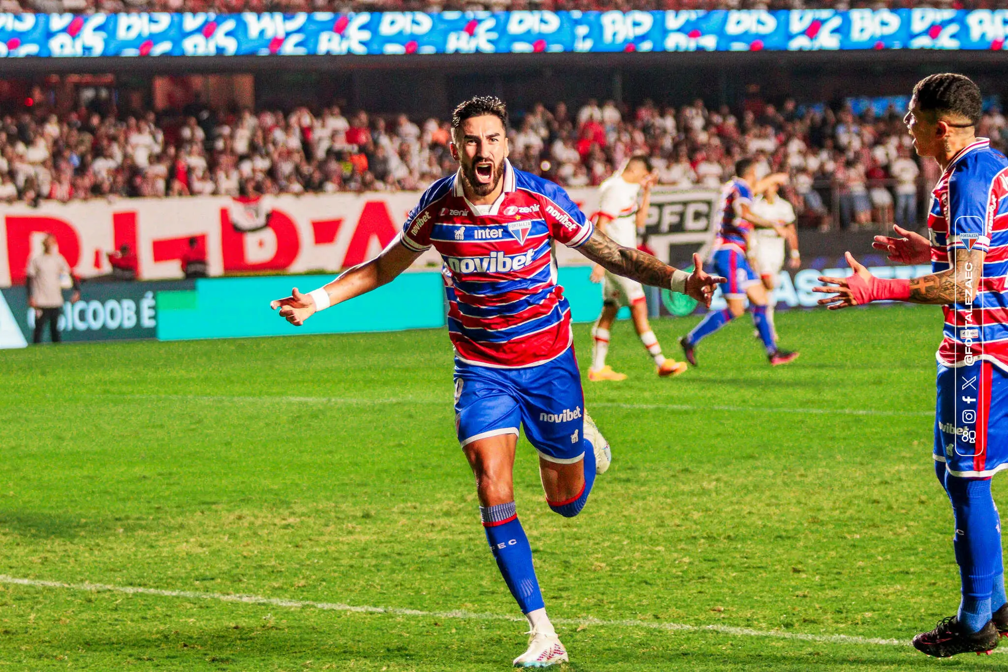 Lucero comemora gol do Fortaleza