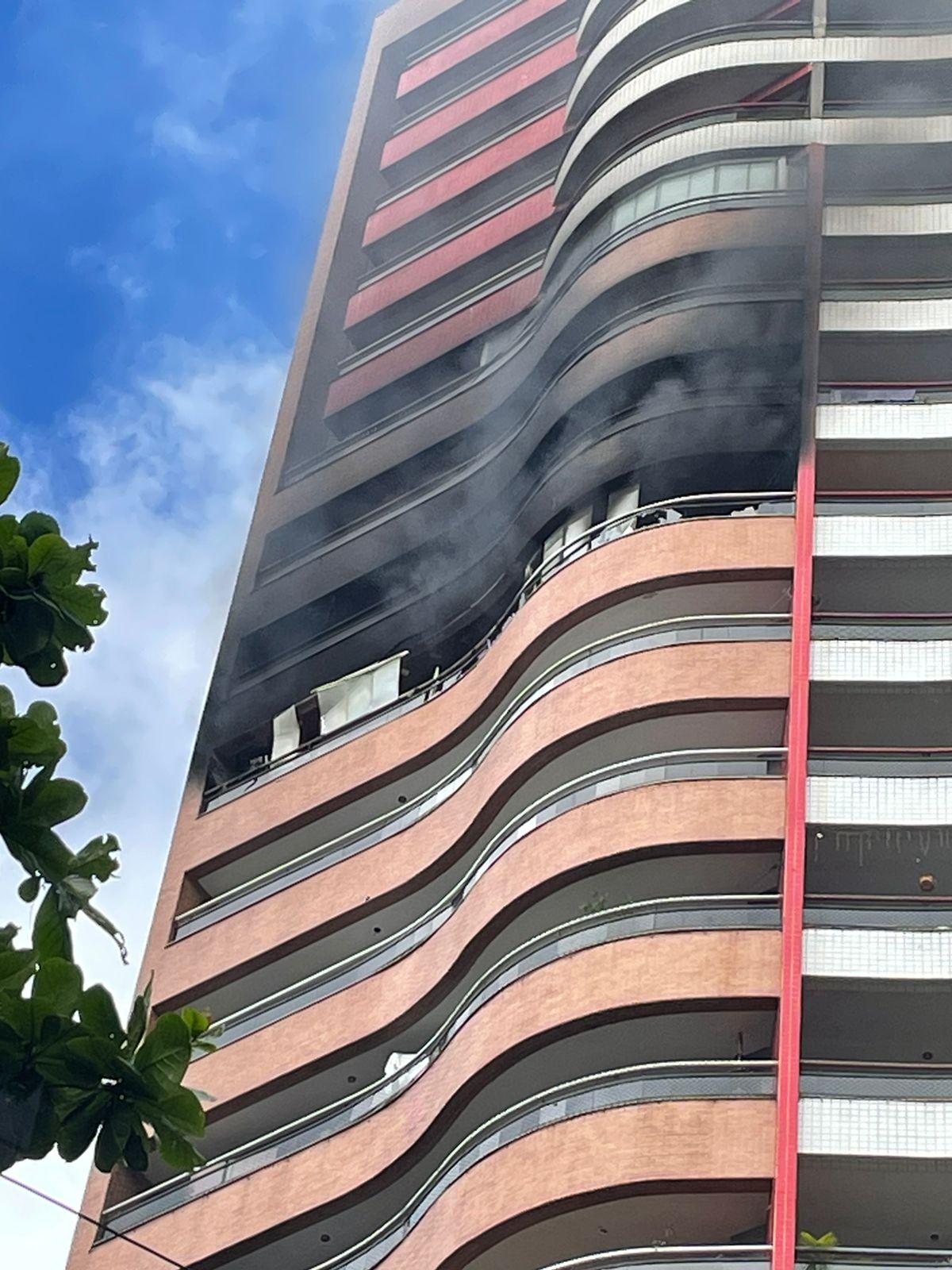 Parte de prédio com chamas