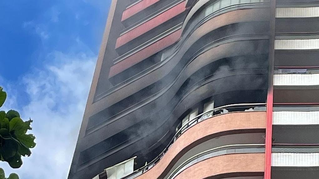 Parte de prédio com chamas