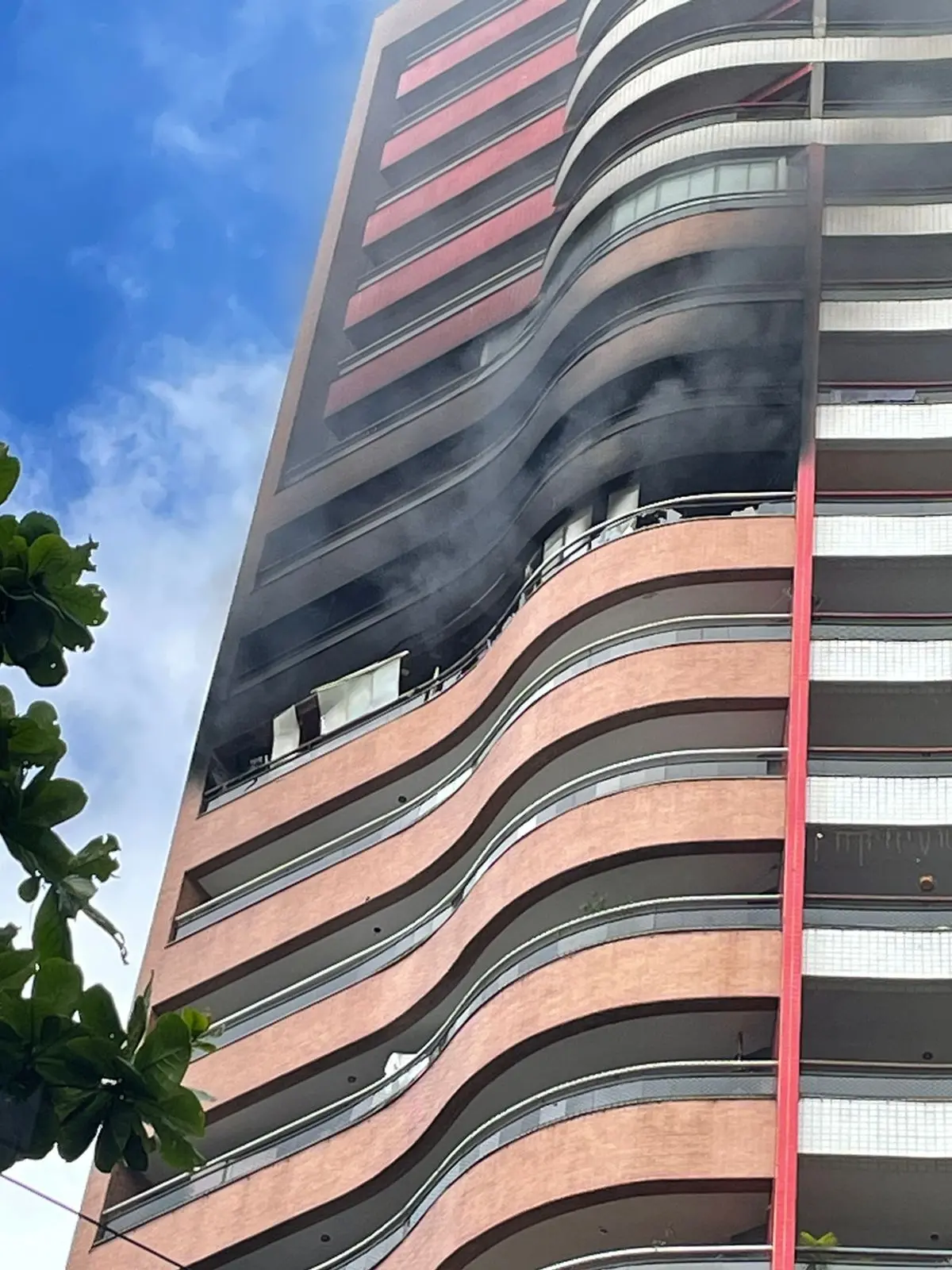 Parte de prédio com chamas