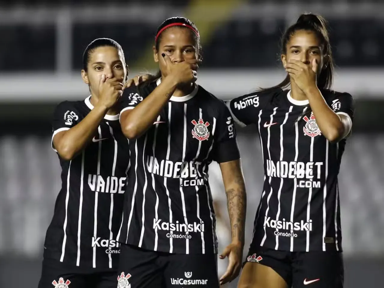 As jogadoras do Corinthians protestam contra treinador do time santista antes de jogo contra o Santos na Vila Belmiro