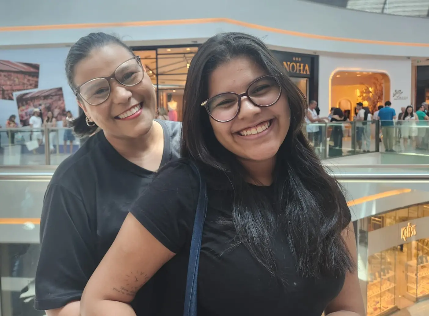 Maria Eduarda Rodrigues, 18, garantiu lugar na fila para comprar ingressos para a família