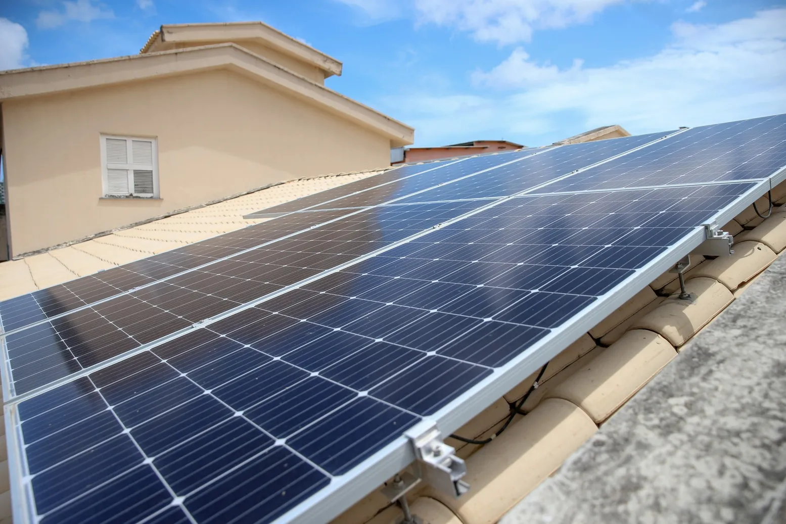 Painéis solares reduzem custo de energia e possibilitam aumento do consumo para as famílias cearenses