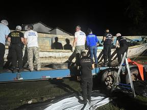 Peritos da Polícia Federal e da Polícia Científica do Pará investigam corpos encontrados em barco no Pará. Corpos encontrados em barco no Pará são de países na África, apontam documentos; entenda caso