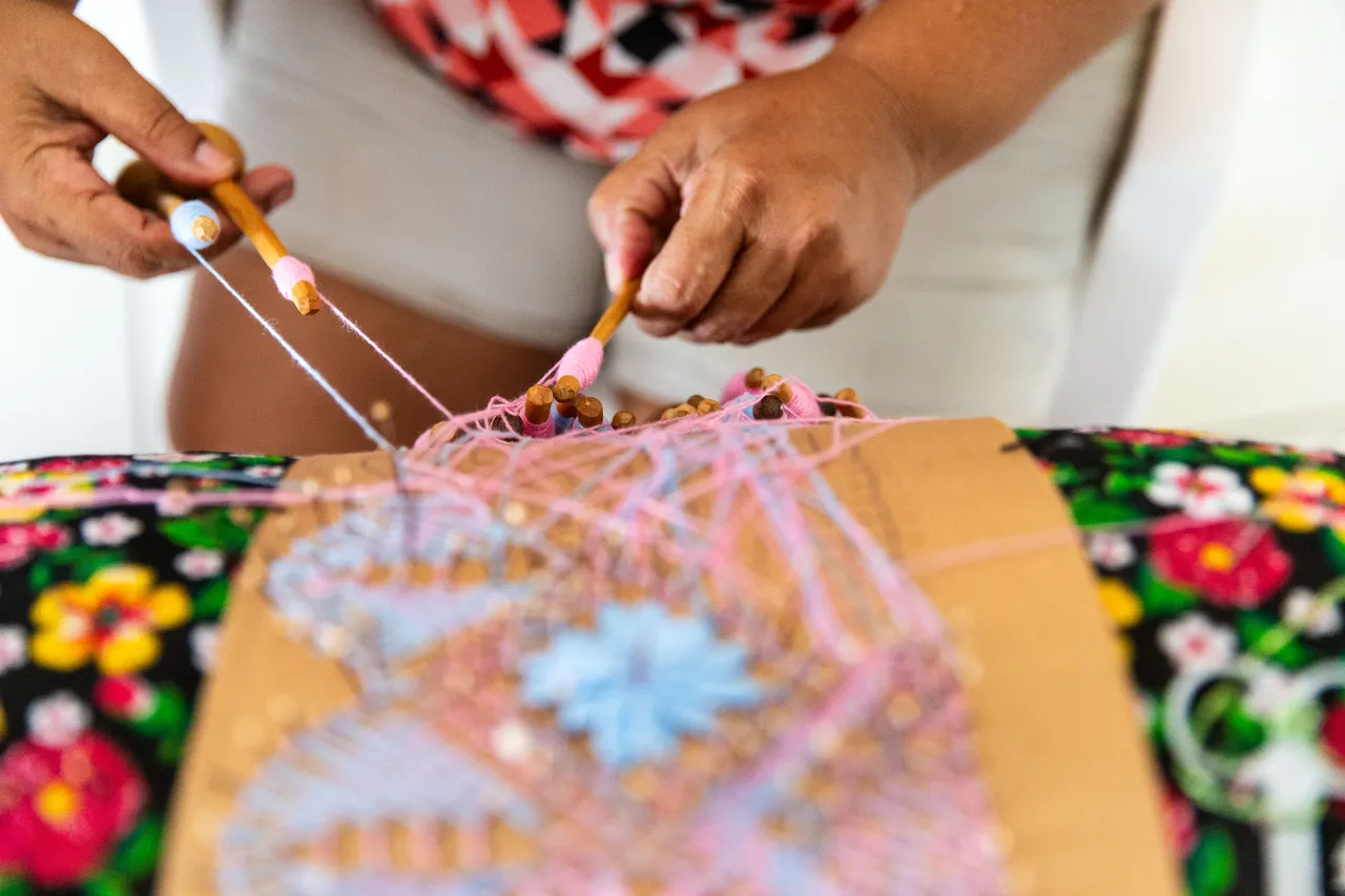 Quando não tinha recursos para comprar o papelão que é o molde da renda, Mana usava caixas de sapato e a criatividade para poder trabalhar